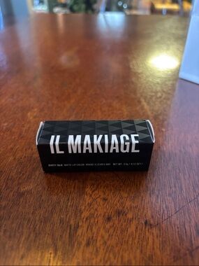 IL MAKIAGE Black Matte Lip Color Box